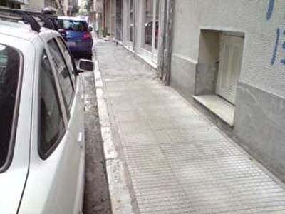 Καταγγελία: φτιάχνουν μόνο το πεζοδρόμιο της δημοτικής συμβούλου